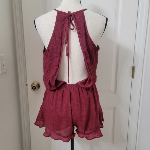 Wishlist Size M Wine / Burgundy Sleeveless, Open Back, Crepe Shorts Romper - Picture 5 of 15